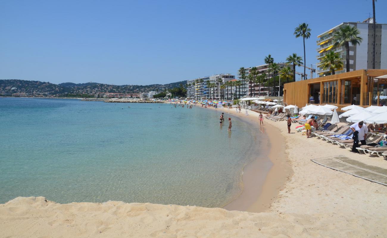 Photo de Plage de Juan Les Pins avec sable beige fin de surface