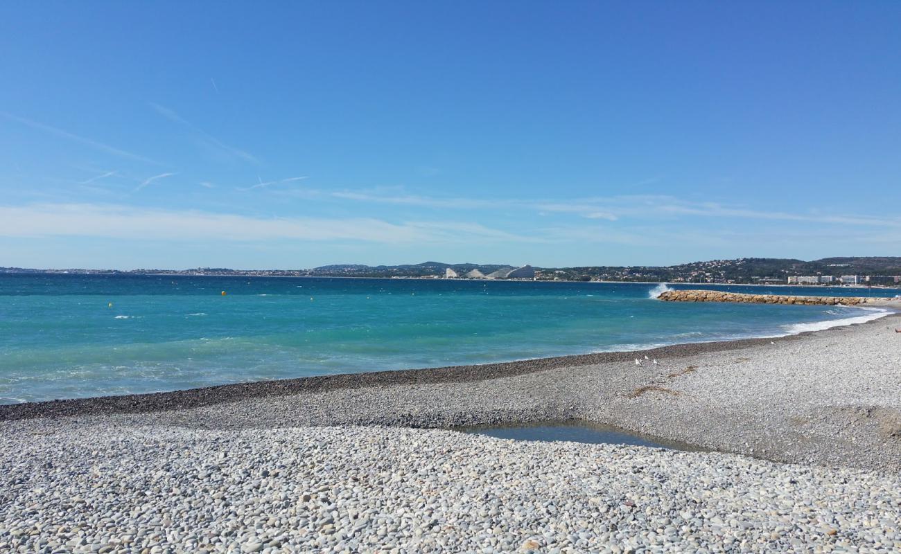 Photo de Plage du Port du Cros avec galets beige de surface