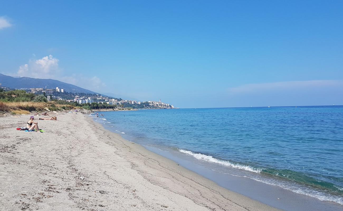 Photo de Plage de l'Arinella avec sable lumineux de surface