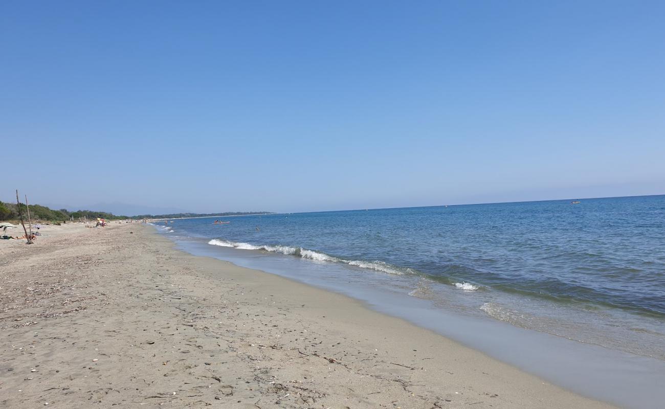 Photo de Plage De Pinarello avec sable lumineux de surface