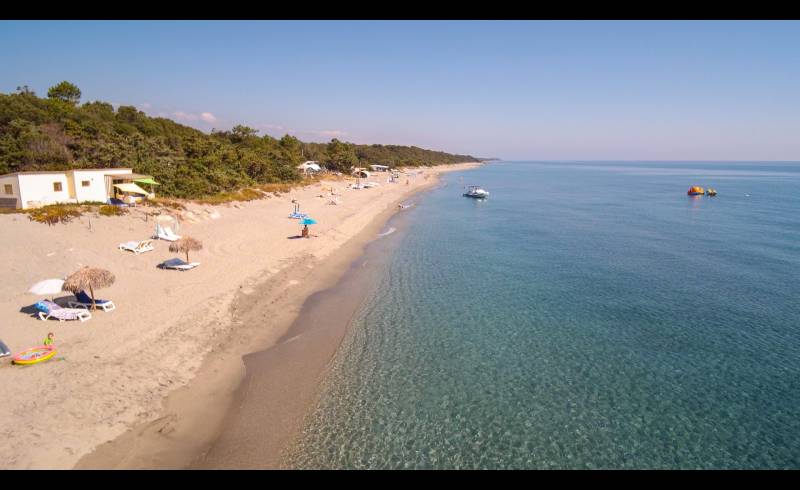 Photo de Stintino beach avec sable lumineux de surface