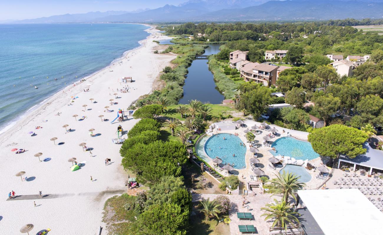 Photo de Plage Arinella Bianca avec sable fin et lumineux de surface