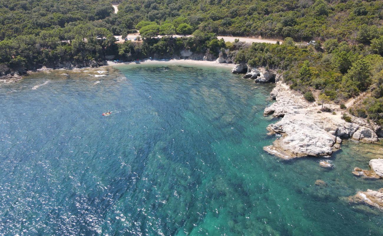 Photo de Fava beach avec petits galets gris de surface