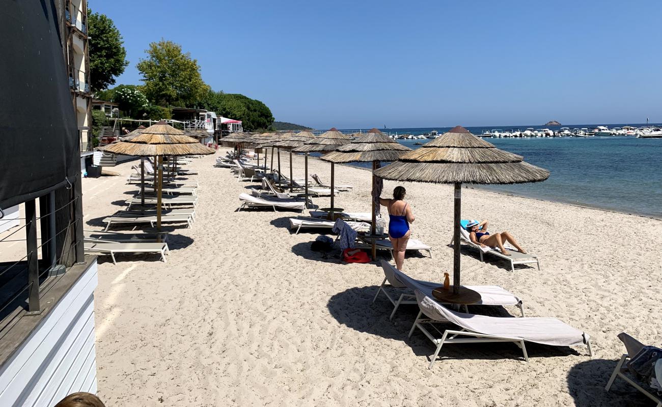 Photo de Pinarello beach avec sable fin et lumineux de surface