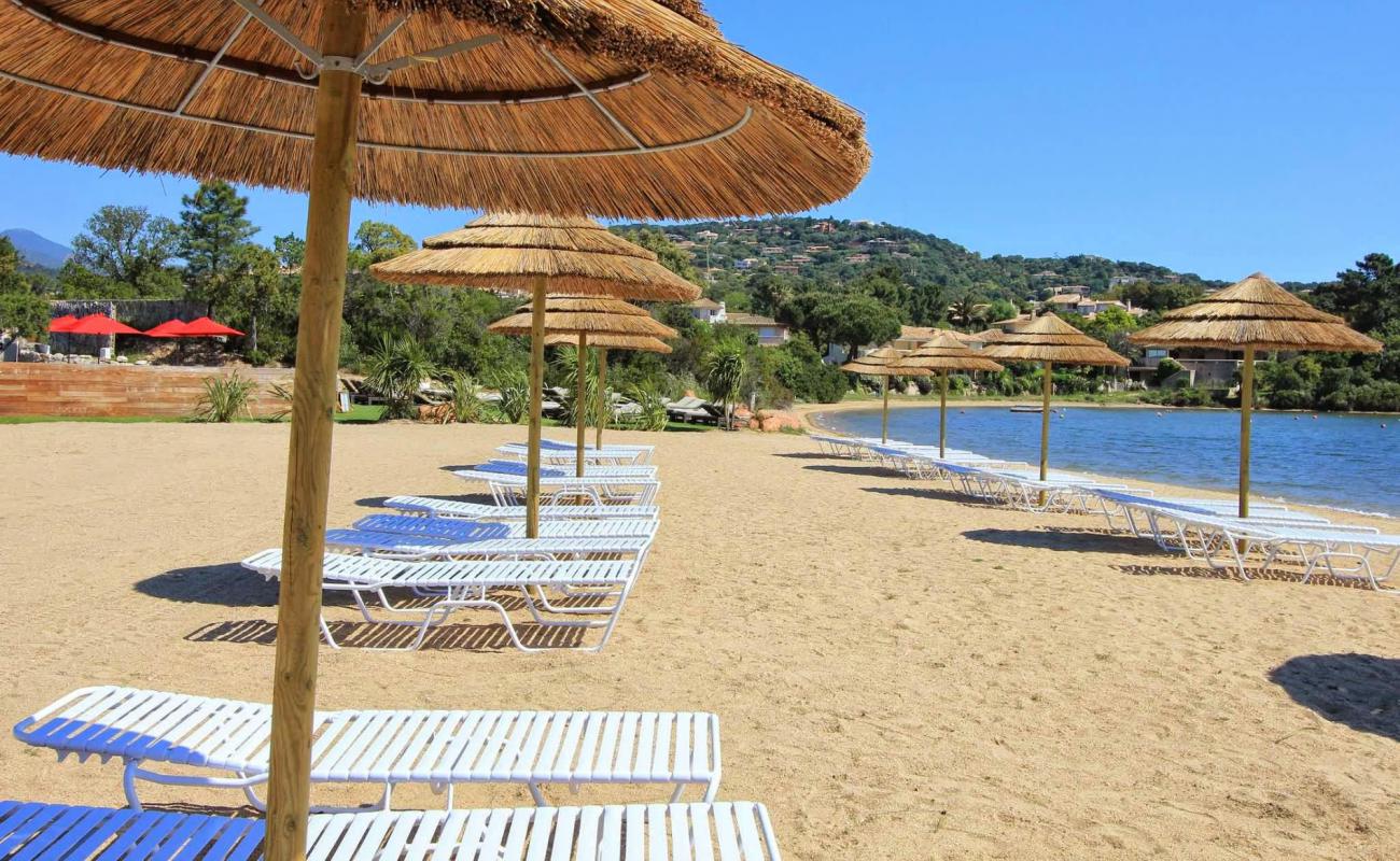 Photo de Plage de Cala Verde II avec sable beige de surface