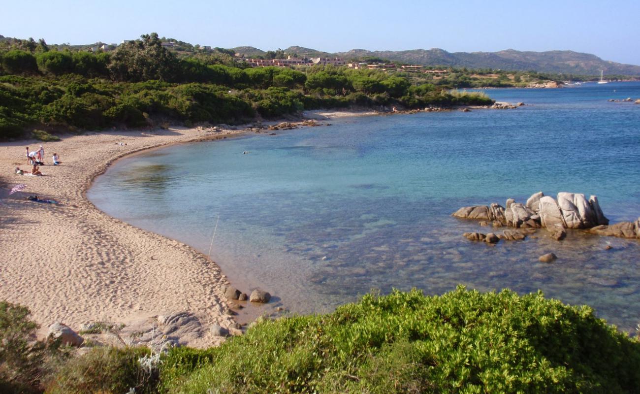 Photo de Plage de Cala longa avec sable beige de surface