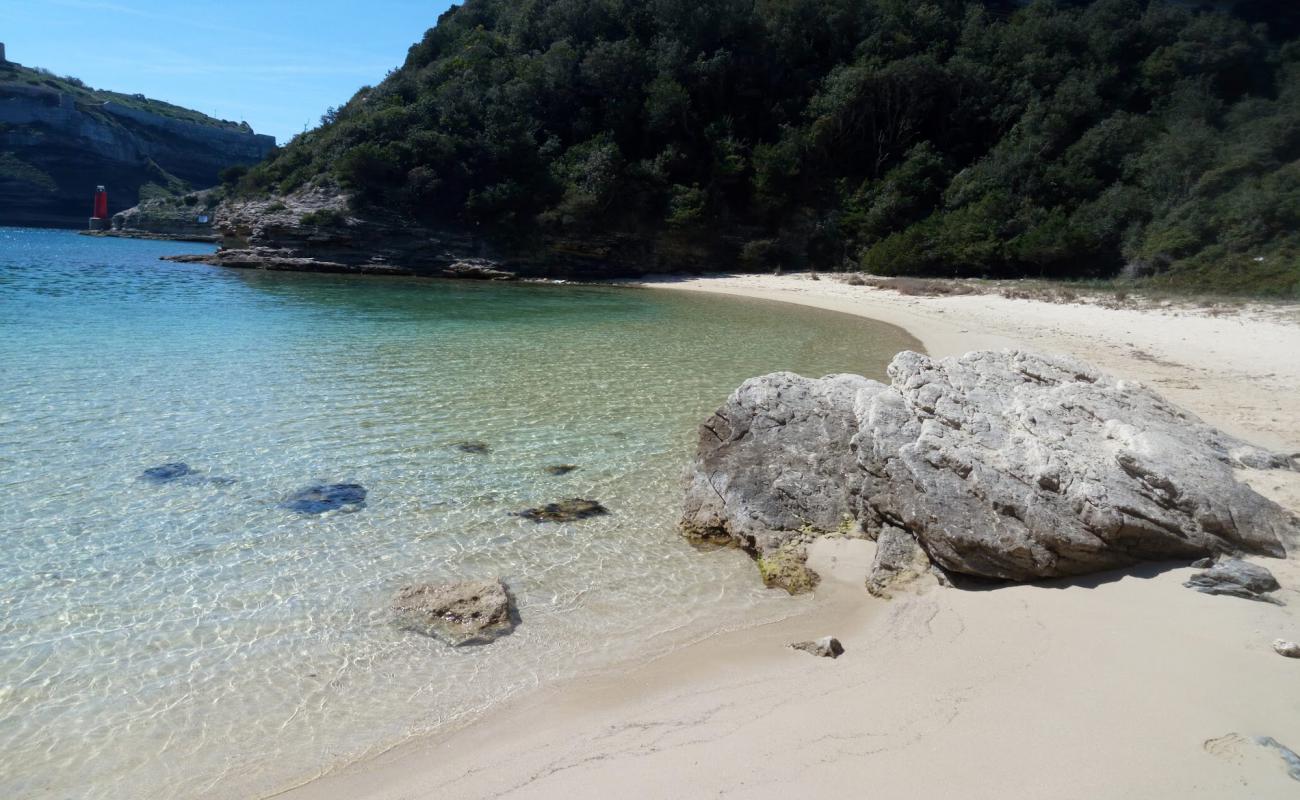 Photo de Plage de l'Arinella avec sable lumineux de surface