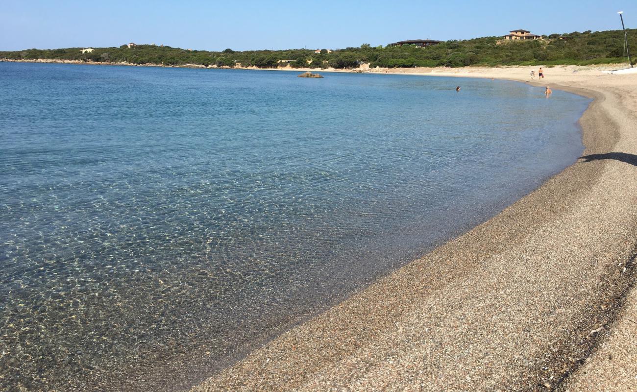 Photo de Figari beach avec sable brillant et rochers de surface