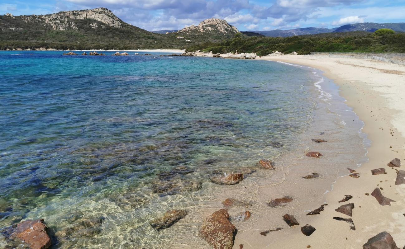 Photo de Chevanu beach II avec sable brillant et rochers de surface