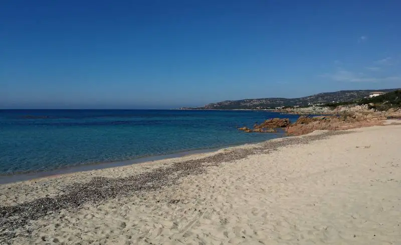 Photo de Plage de Tizzano avec sable fin et lumineux de surface