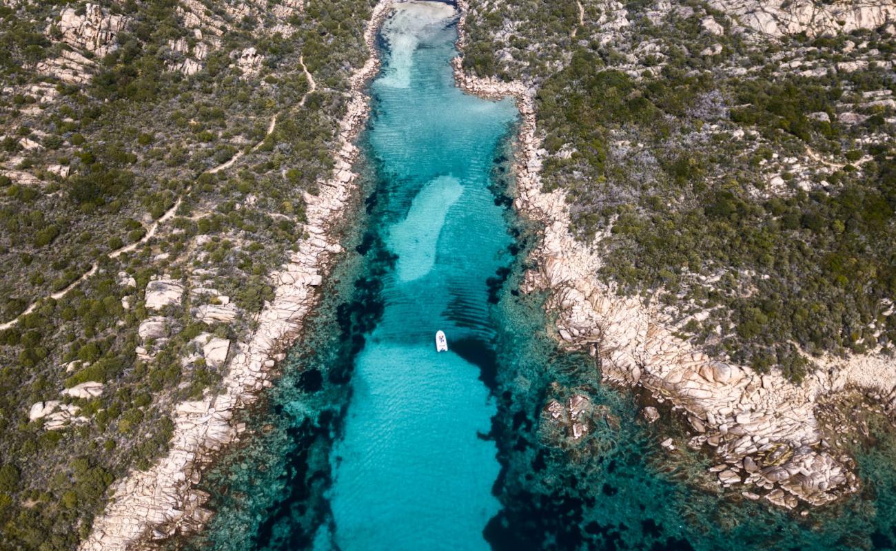 Photo de Cala Longa beach avec sable lumineux de surface