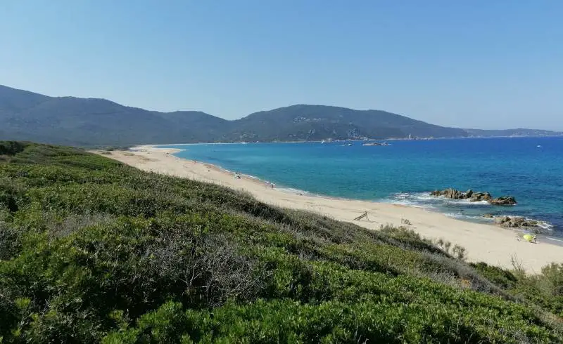 Photo de Capu Laurosu beach avec sable fin et lumineux de surface