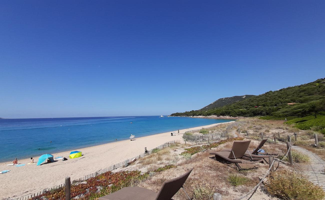 Photo de Plage Lyhara avec sable fin et lumineux de surface