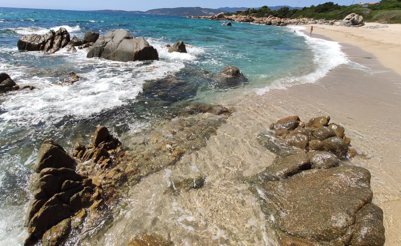 Photo de Abbartelo beach avec sable fin et lumineux de surface