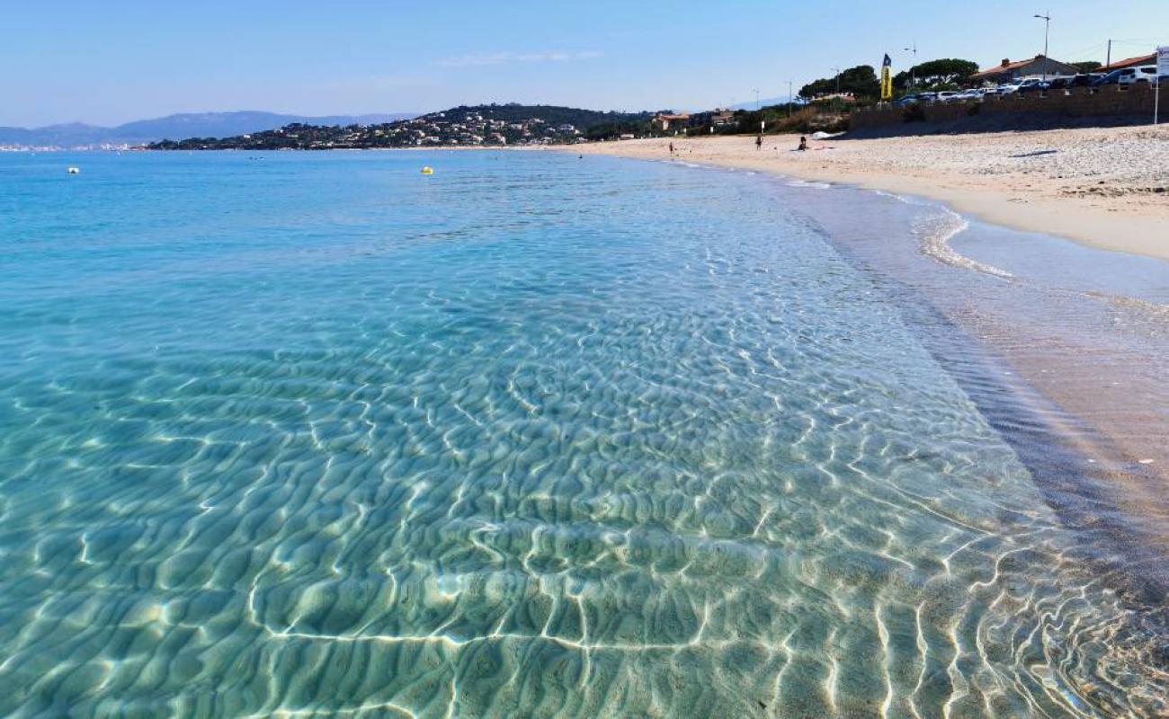 Photo de Agosta beach avec sable fin et lumineux de surface