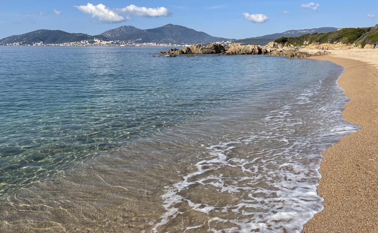 Photo de Capitello beach avec sable fin et lumineux de surface