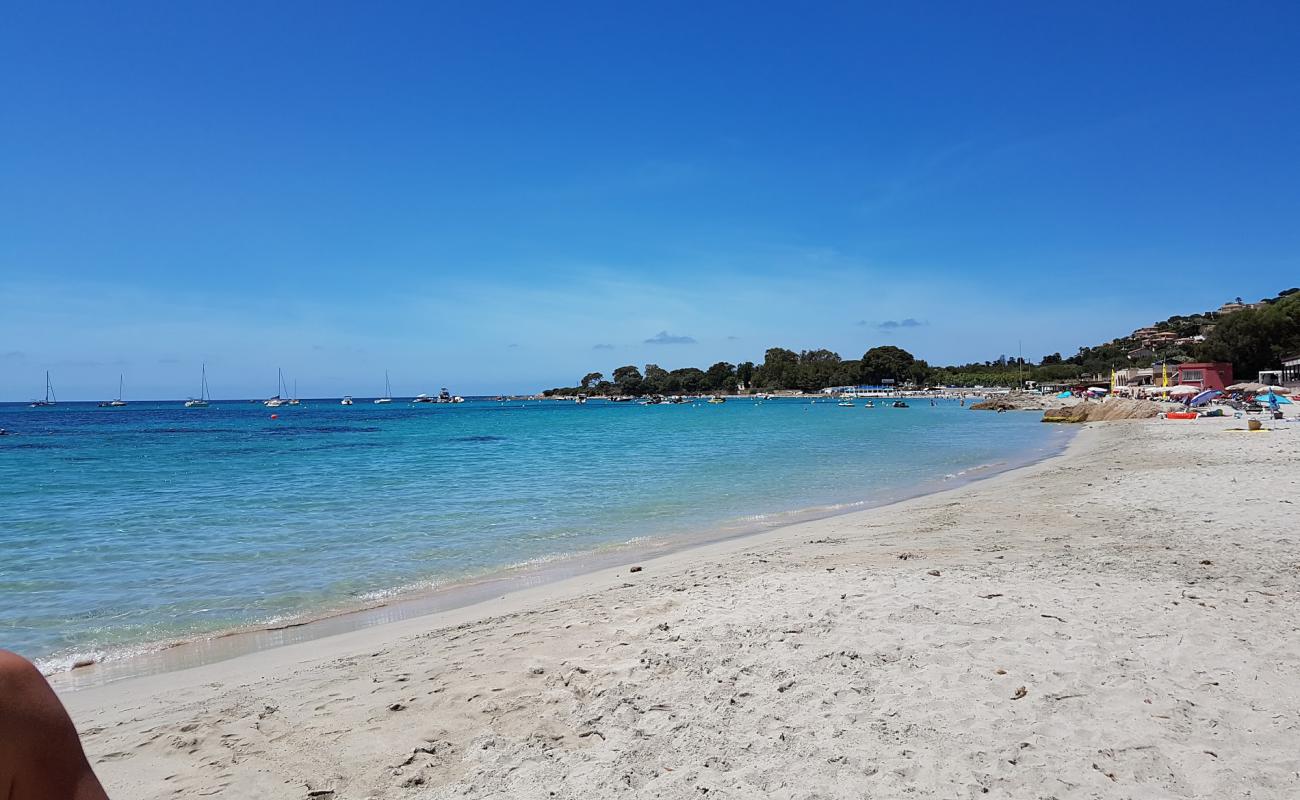 Photo de Plage d'Ariadne avec sable fin et lumineux de surface