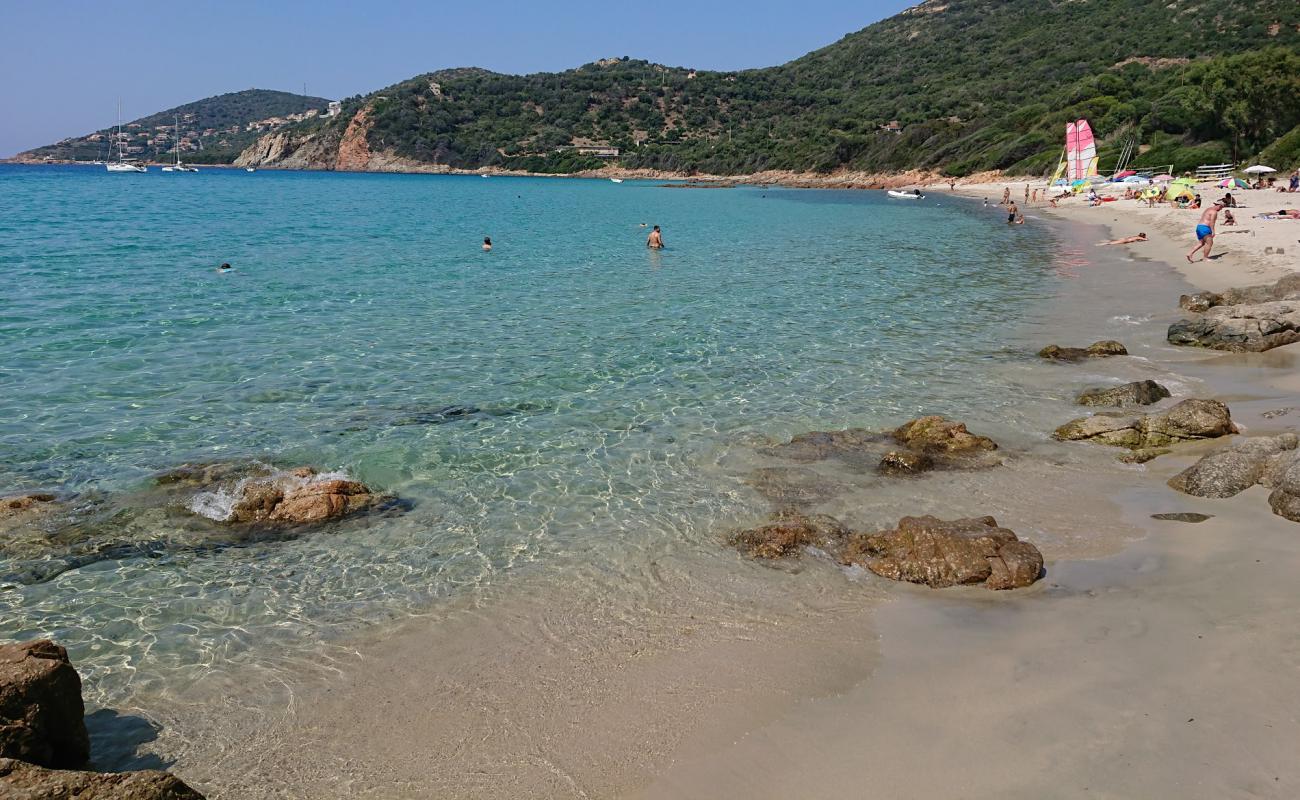 Photo de Plage de Menasina avec sable fin et lumineux de surface