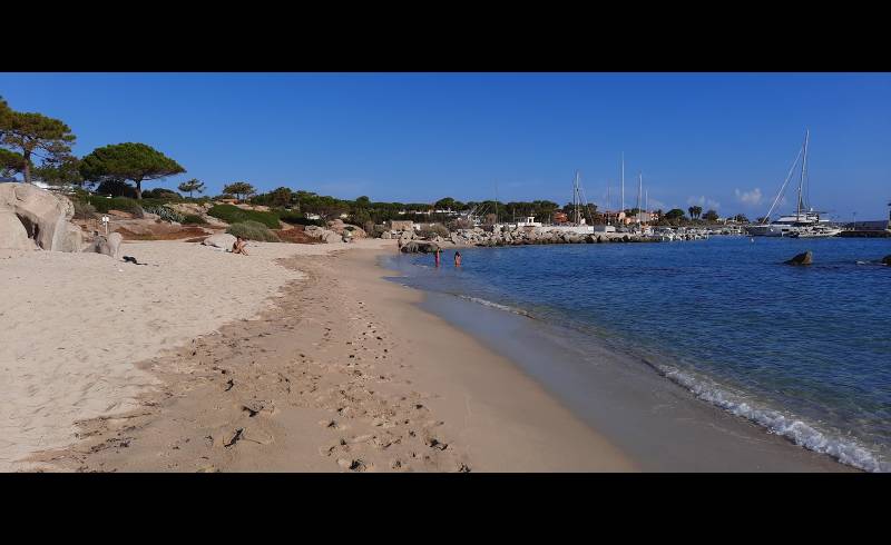 Photo de Plage de Sant Ambroggio avec sable beige fin de surface