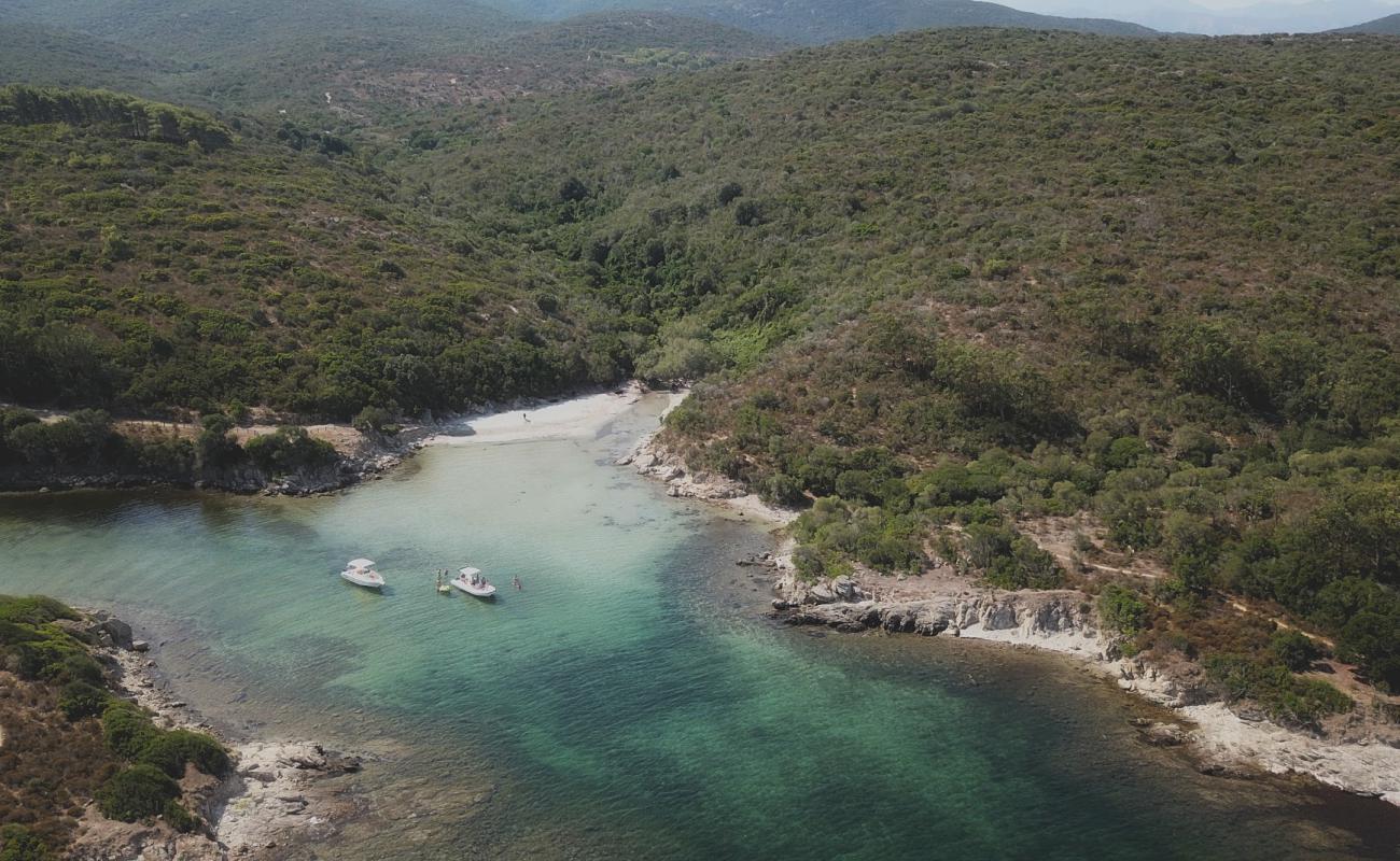 Photo de Malfalcu Cove avec sable gris de surface