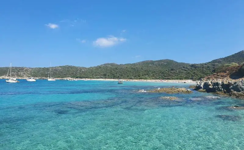 Photo de Plage Du Lotu avec sable fin et lumineux de surface