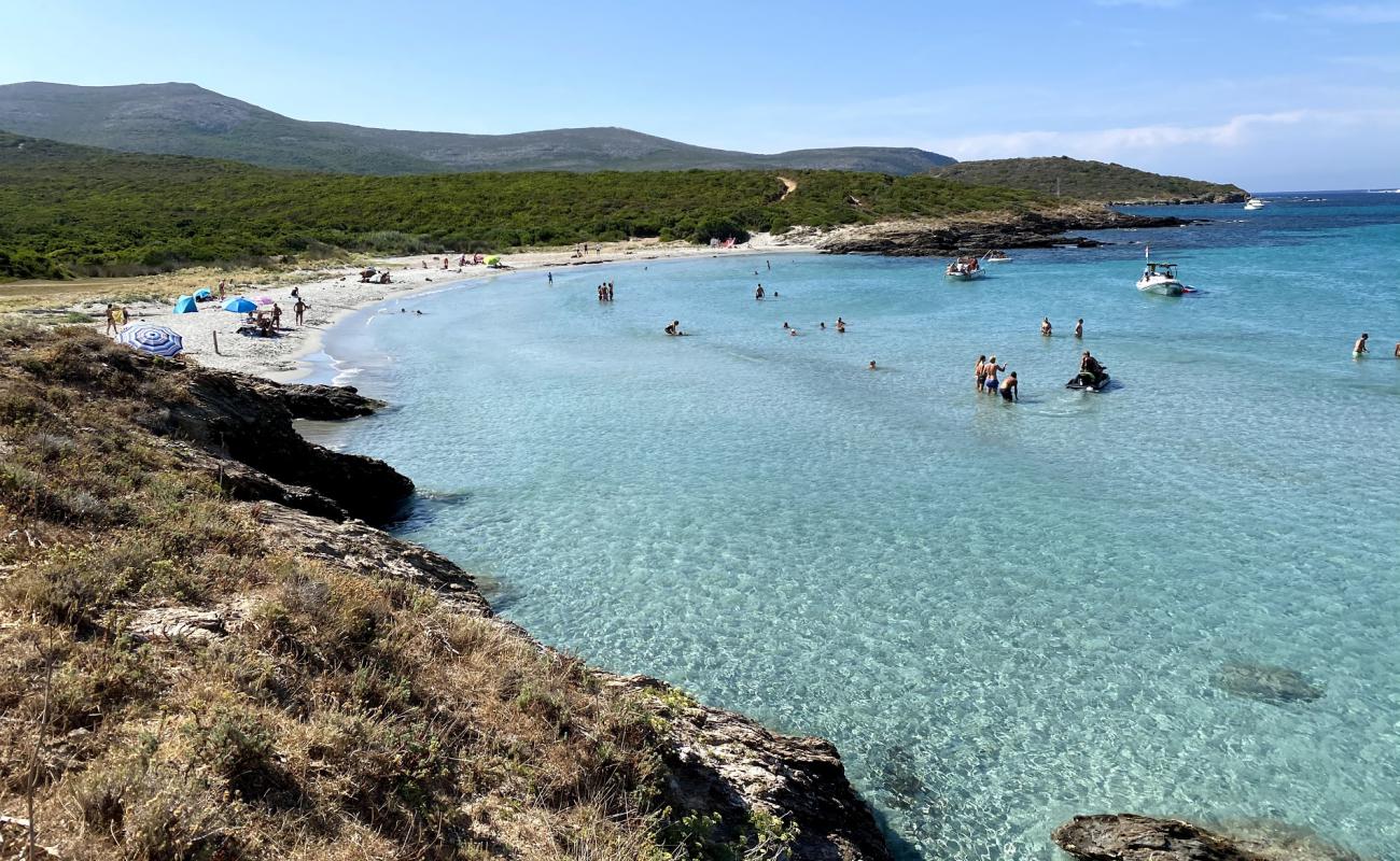 Photo de Cala Genovese beach avec sable fin et lumineux de surface