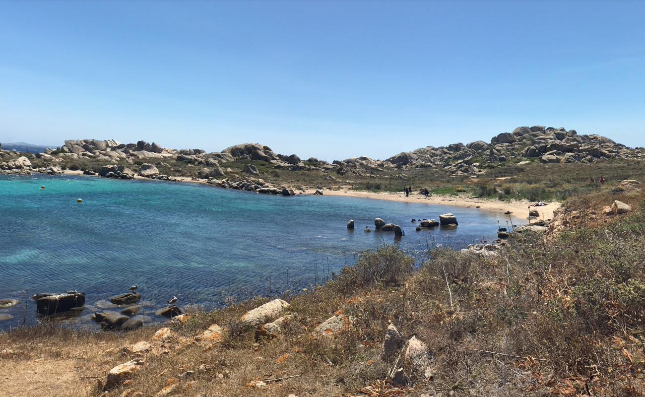 Photo de Plage de Cala Sderenaia avec l'eau cristalline de surface