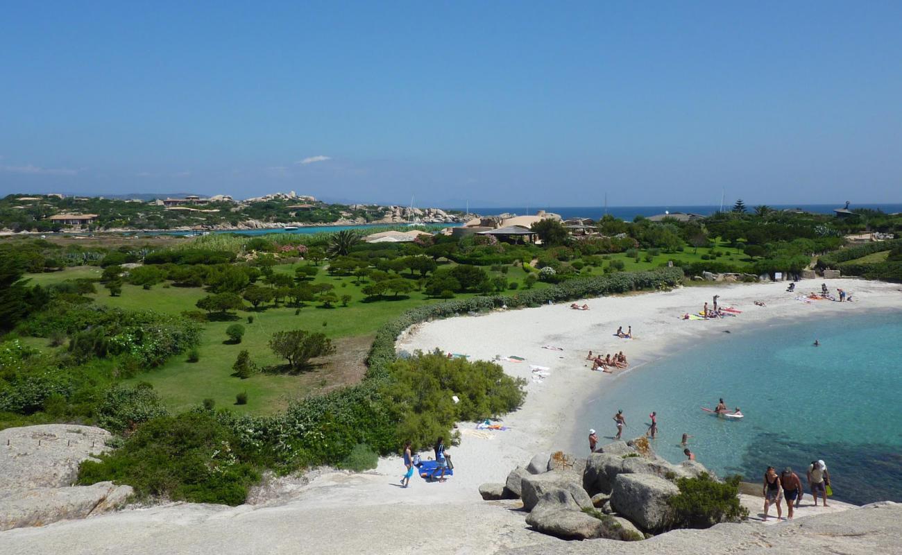 Photo de Plage de Cala Di Chiorneri III avec sable fin et lumineux de surface