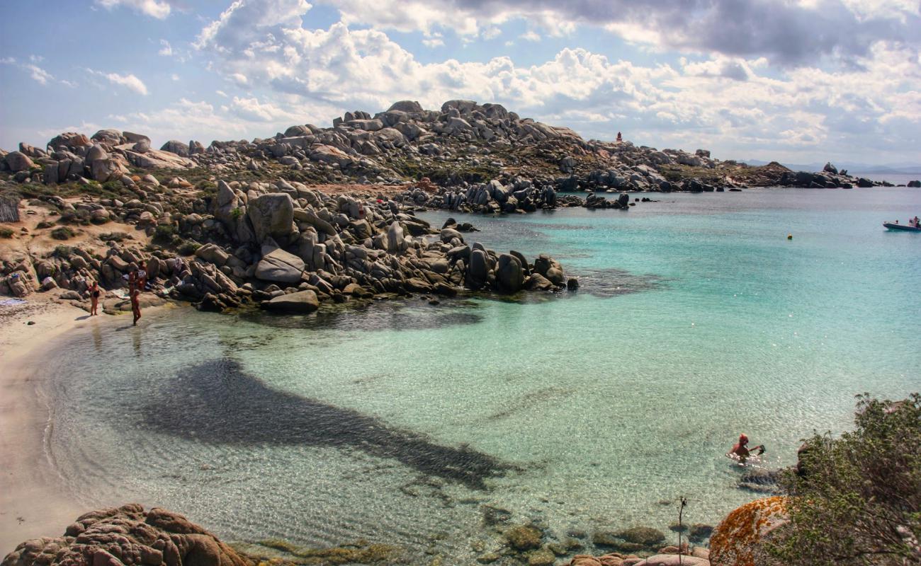 Photo de Ile Ratino avec sable fin et lumineux de surface