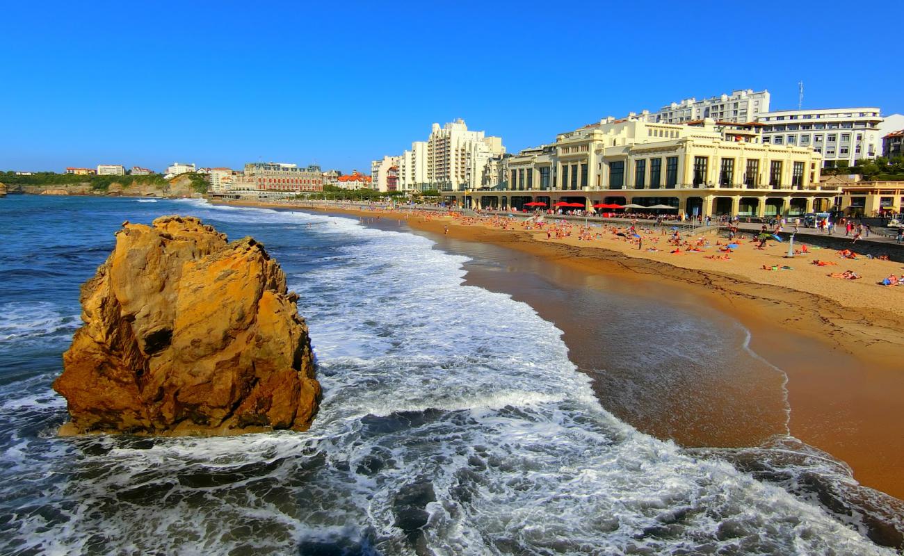 Photo de Plage de Biarritz avec sable lumineux de surface