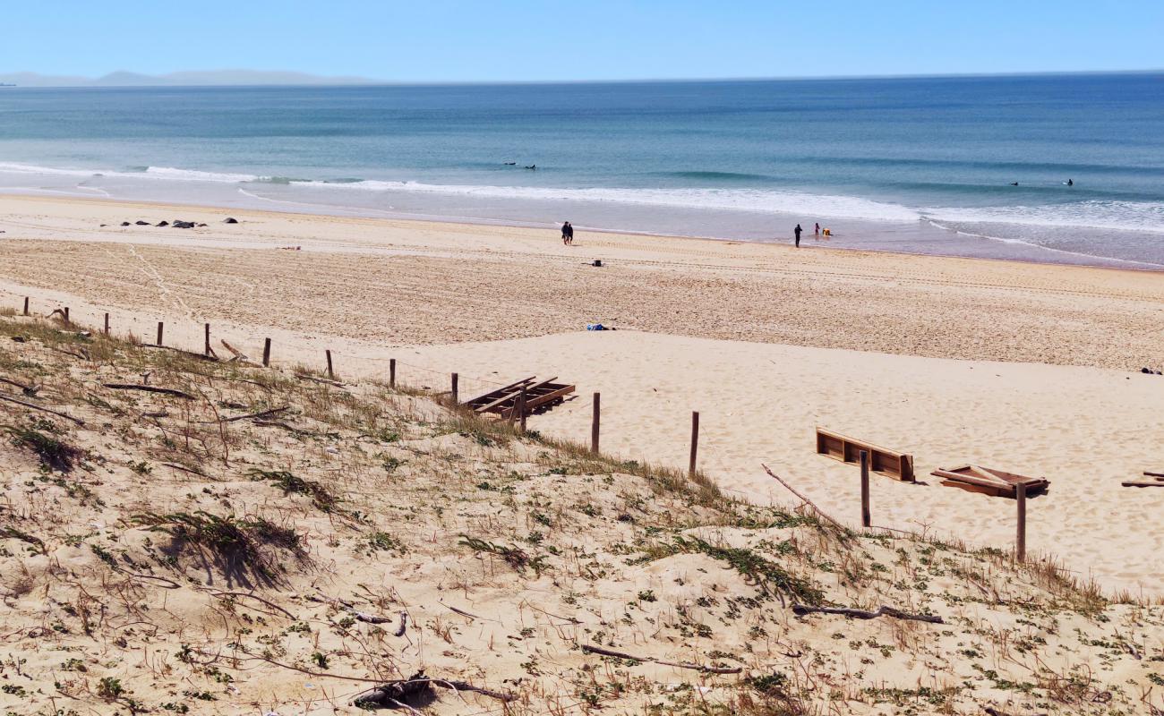 Photo de Plage des Bourdaines avec sable lumineux de surface