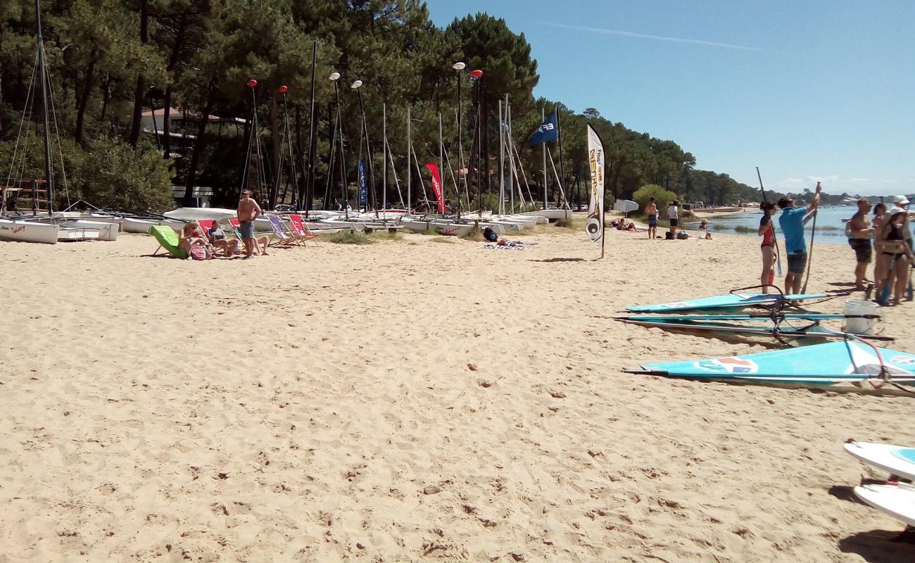 Photo de Plage du Rey avec sable beige de surface