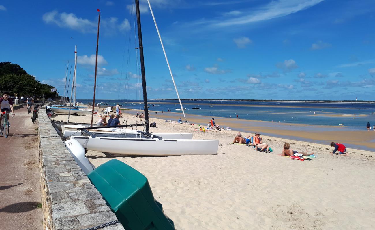 Photo de Plage des Arbousiers avec sable lumineux de surface