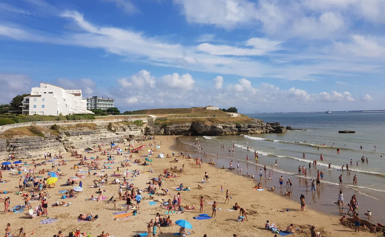 Photo de Plage du Chay avec sable brun de surface