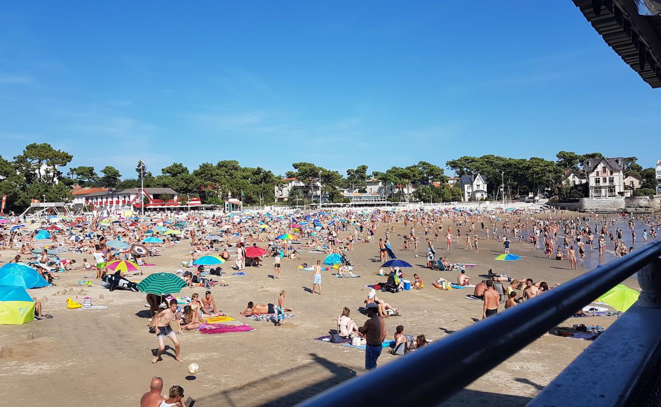 Photo de Plage du Bureau avec sable brun de surface