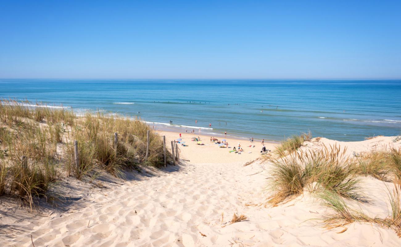 Photo de Plage des bonnes avec sable beige de surface