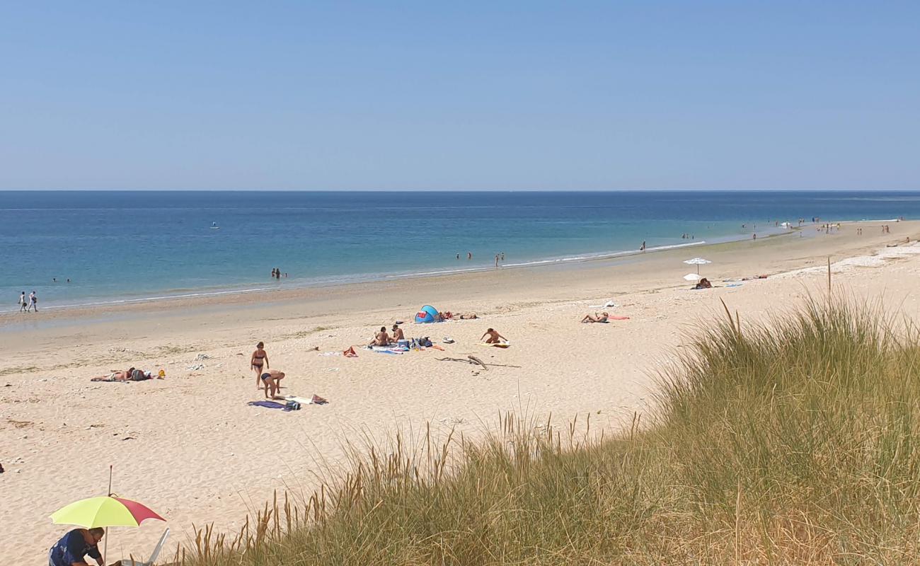 Photo de Plage des Huttes avec sable lumineux de surface