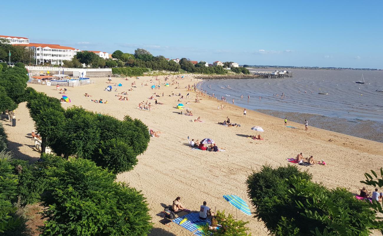 Photo de Plage Sud avec sable lumineux de surface