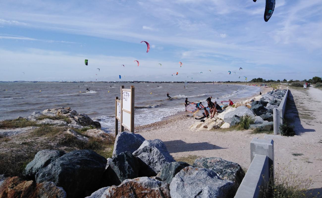 Photo de La Plage d'Aytre avec sable beige & galets de surface