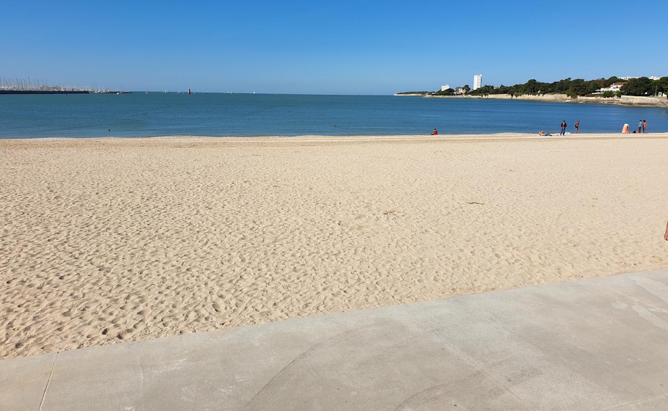 Photo de La Plage De Concurrence avec sable blanc de surface