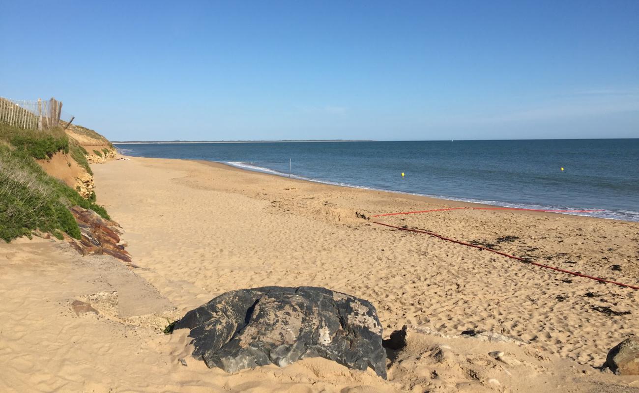 Photo de Boisvinet beach avec sable brillant et rochers de surface