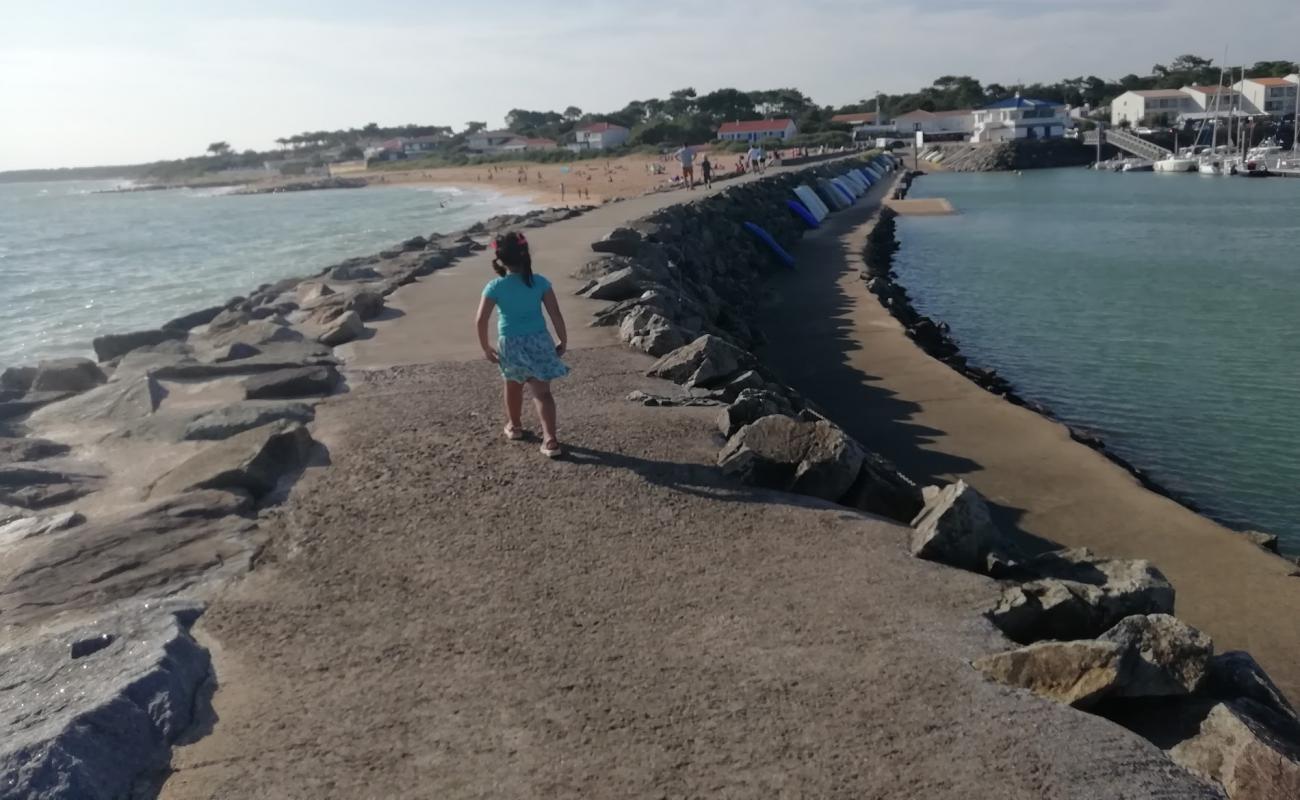 Photo de Jurd Sur Mer beach avec sable beige & pierres de surface