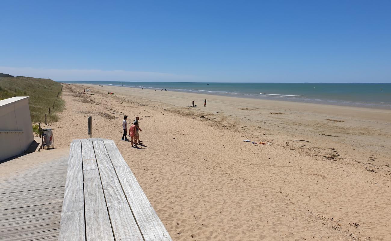 Photo de Notredame De Monts beach avec sable beige de surface