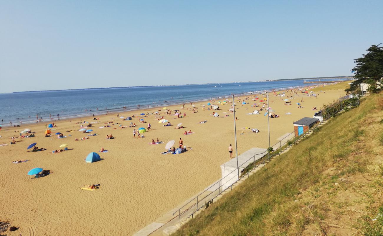 Photo de Grande Plage De Tharon avec sable lumineux de surface