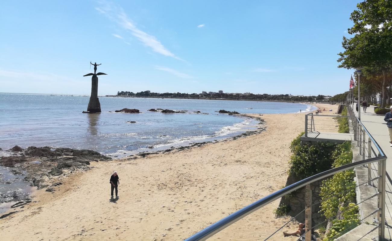 Photo de Petit Traict beach avec sable brillant et rochers de surface