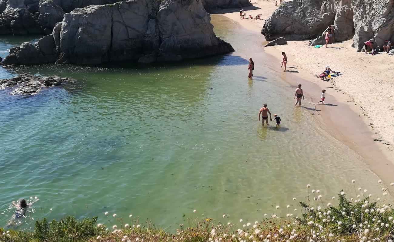 Photo de Baie Du Guec beach avec sable fin blanc de surface