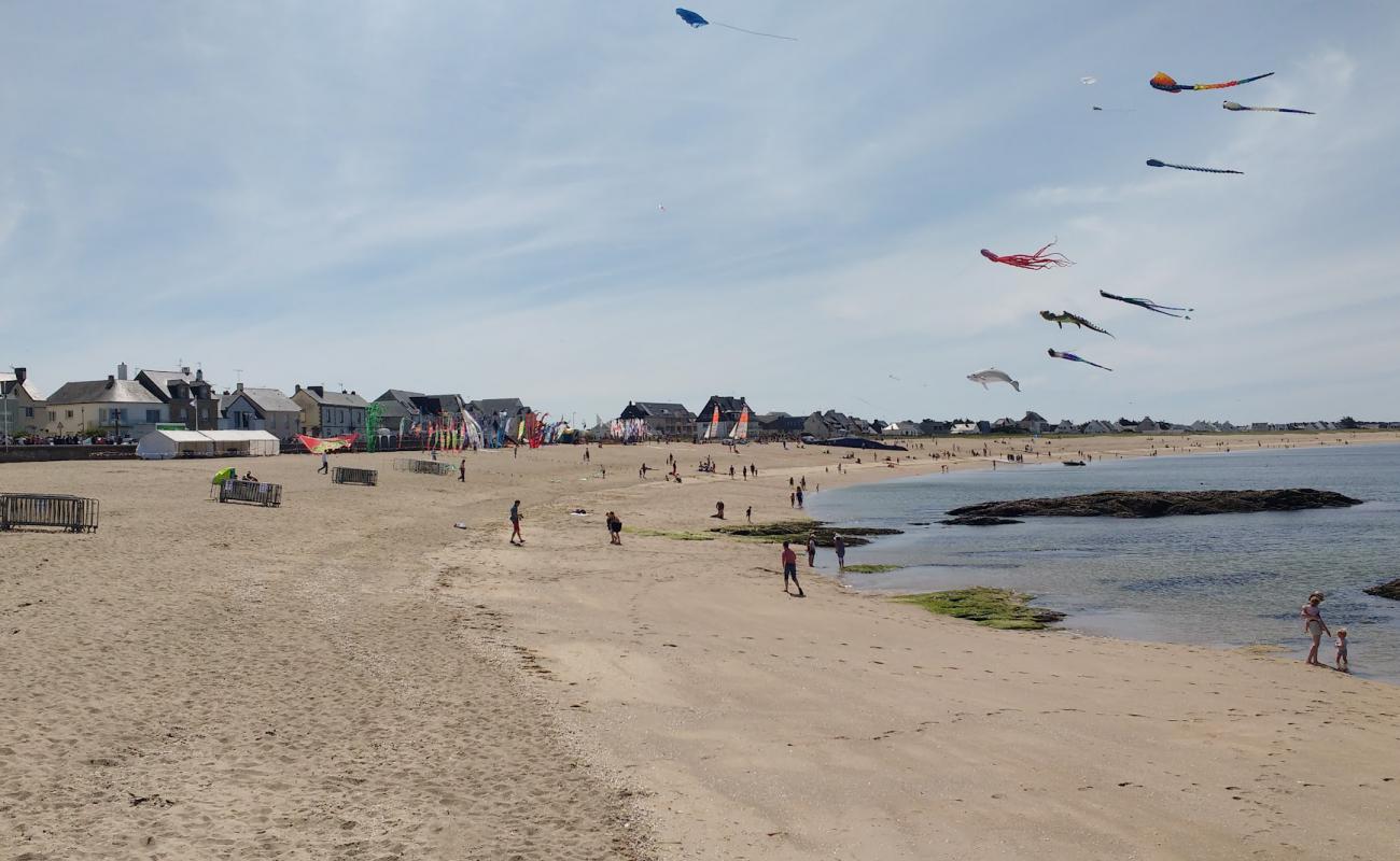 Photo de Plage des Bretons avec sable lumineux de surface