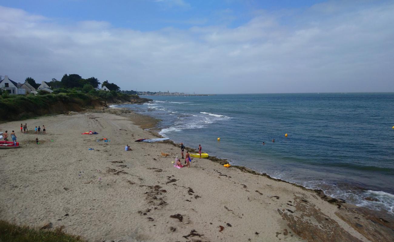 Photo de Plage Port-au-Loup avec sable lumineux de surface