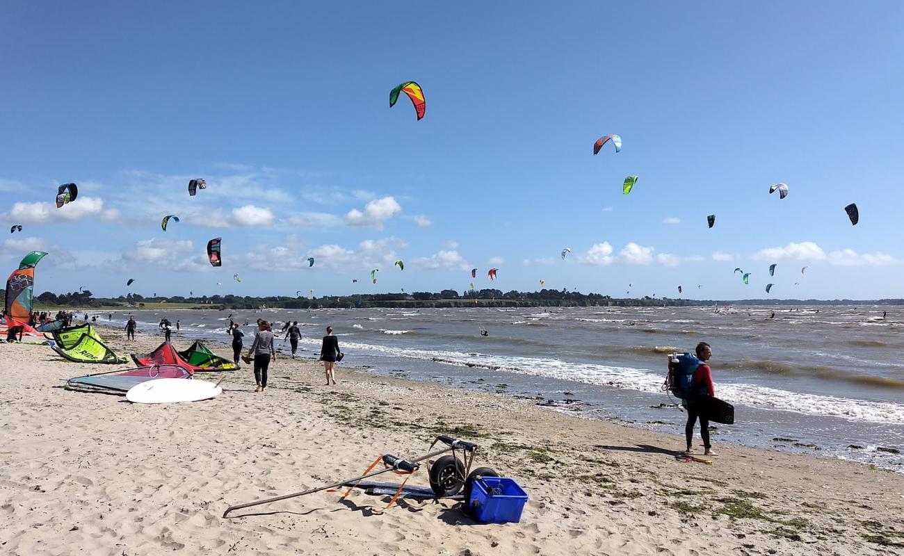 Photo de Plage de Pont-Mahé avec sable lumineux de surface