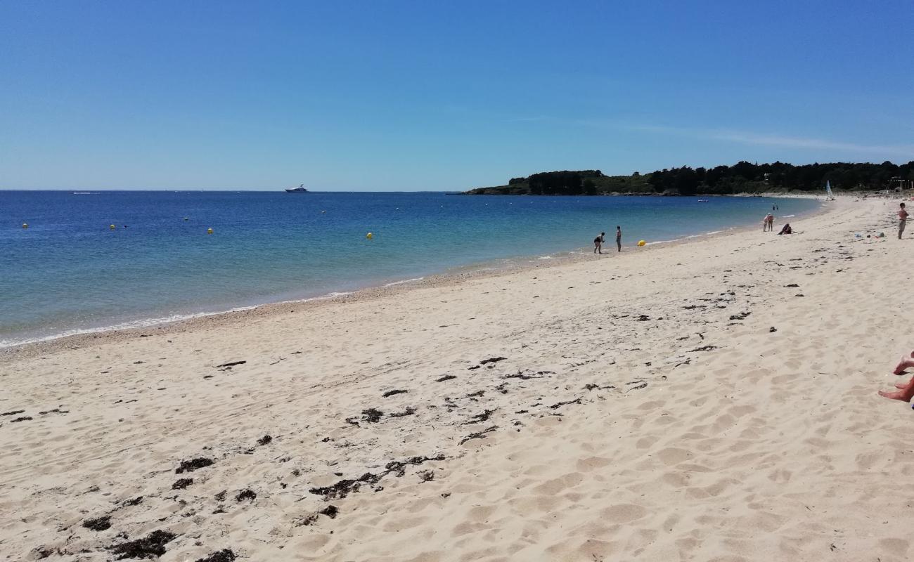 Photo de Plage du Fogeo avec sable beige & galets de surface
